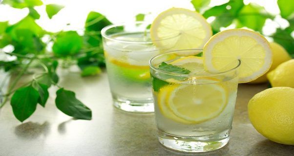 Acqua calda e limone